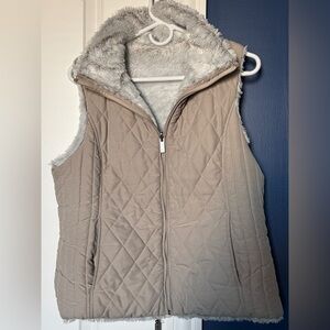Weatherproof Quilted Beige Vest with Faux Fur Trim